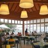 Un ristorante con tavoli apparecchiati e persone sedute.