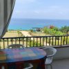 Tavolo con tovaglia a quadri su balcone vista mare.
