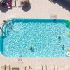 Piscina vista dall'alto con bagnanti.