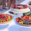 Torte di frutta su alzate bianche.