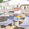 Lettini e ombrelloni su una spiaggia.