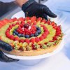 Torta di frutta con fragole e uva.