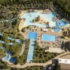 Vista aerea di un grande parco acquatico con piscine e scivoli.