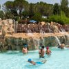 Piscina con cascate artificiali e nuotatori.