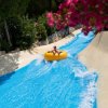 Persona su un gonfiabile giallo in uno scivolo d'acqua.