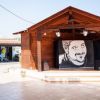 Palco in legno con ritratto disegnato.