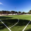 Campo da calcio in erba sintetica.