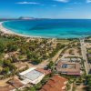 Costa con spiaggia e infrastrutture turistiche.