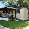 Bungalow con veranda e barbecue.
