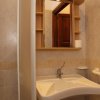 Bagno con piccolo lavabo e specchio.