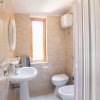 Bagno con doccia, lavandino e wc.