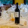 Tavola apparecchiata con bottiglia di vino.