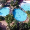 Tre piscine circondate da vegetazione.