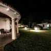 Portico illuminato di notte.