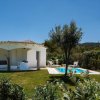 Villetta bianca con giardino e piscina.