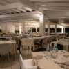 Sala da pranzo all'aperto con tavoli apparecchiati.