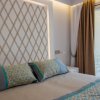 Camera da letto con letto matrimoniale e cuscini decorati.