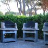 Quattro barbecue in muratura all'aperto.