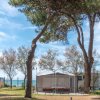 Piazzola con gazebo tra alberi, vista mare.