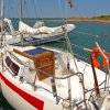 Barca a vela ormeggiata in un porto.