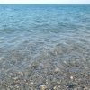 Vista del mare con acqua trasparente.