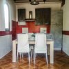 Cucina con tavolo e due sedie bianche.