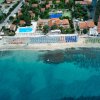 Spiaggia affollata vista dall'alto.