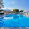 Piscina azzurra con lettini sotto sole.