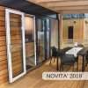 Interno di veranda moderna con tavolo e cucina.