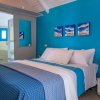 Camera da letto con parete blu e decorazioni.