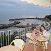 Due persone a tavola con vista sul mare.