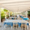 Veranda con tavoli apparecchiati all'aperto.