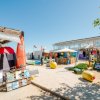 Noleggio di attrezzature da surf vicino al mare.