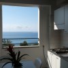 Cucina moderna con vista mare.