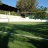 Campo da pallavolo su erba sintetica all'aperto.
