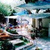 Area camping con tende e veranda esterna.