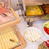 Salumi, formaggi, uova e verdure in un buffet.