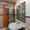 Bagno con doccia, specchio e asciugacapelli.