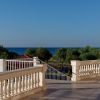 Terrazza con vista mare e ringhiere bianche.