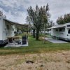 Due camper parcheggiati su erba.