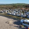 Vista dall'alto di camping e spiaggia vicina.