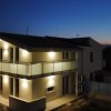 Edificio moderno a due piani illuminato al tramonto.