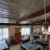 Sala da pranzo con tavoli apparecchiati e decorazioni in legno.