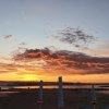 Tramonto sugli ombrelloni in spiaggia.