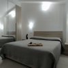 Camera da letto moderna con letto matrimoniale.