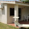 Bungalow con patio e sedie da esterno.