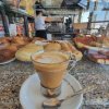 Vetrina con pasticcini e cappuccino al bar.