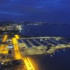 Vista notturna su un porto illuminato.