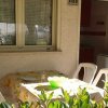 Tavolo con sedie bianche all'esterno di una casa.
