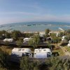 Vista aerea di un campeggio sul mare.
